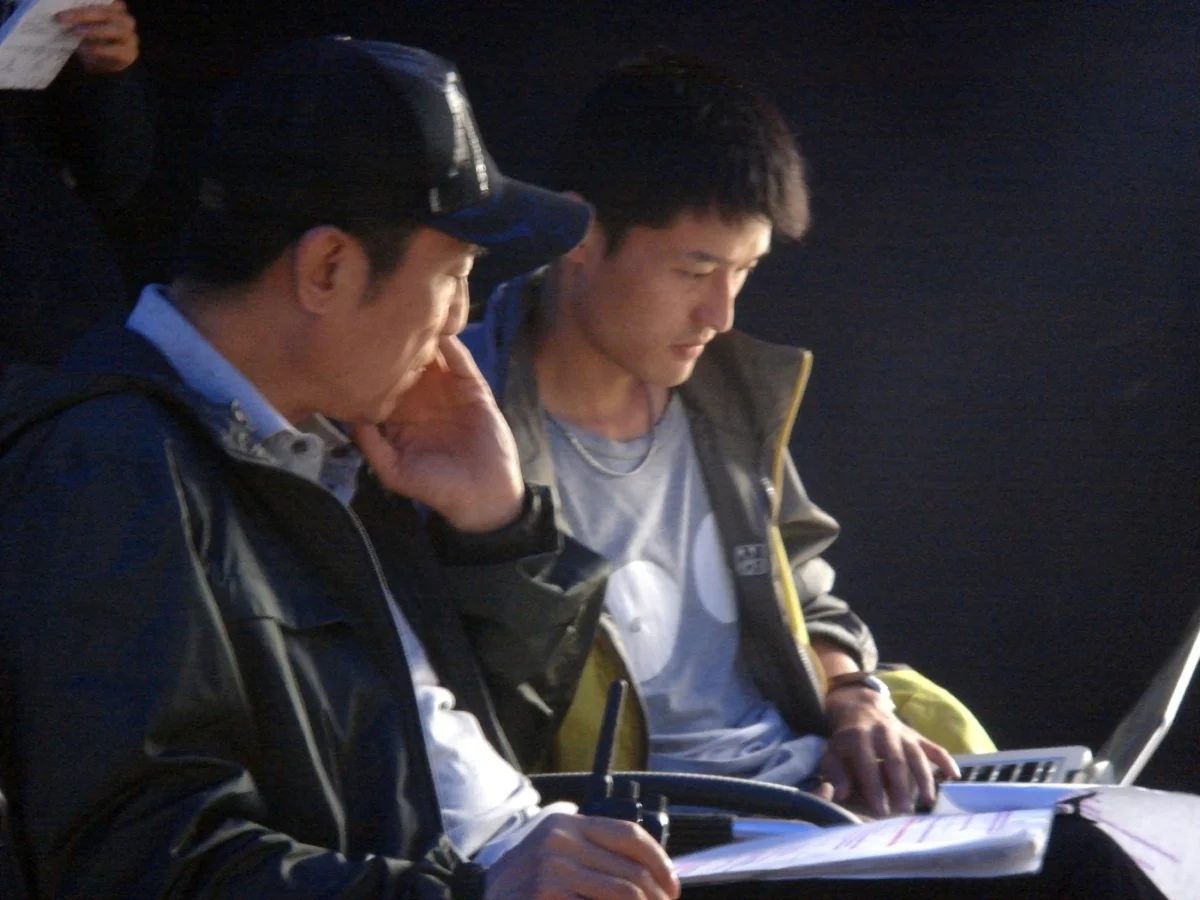 周涛与导演及制作团队在片场