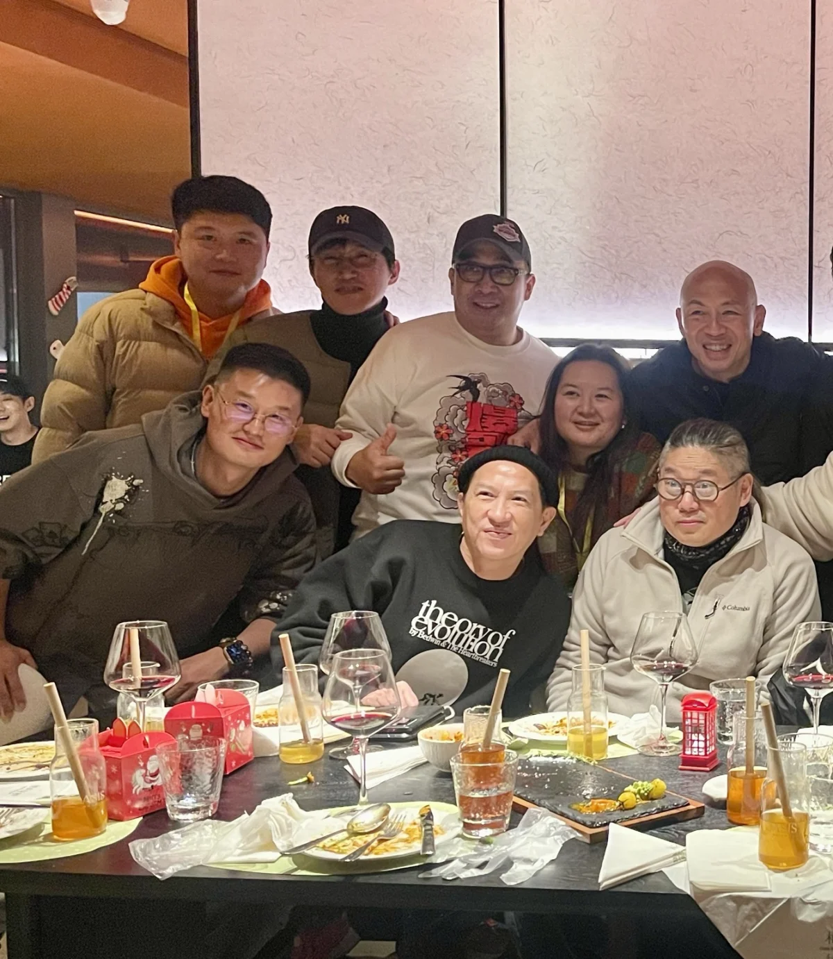 周涛与导演及制作团队在片场