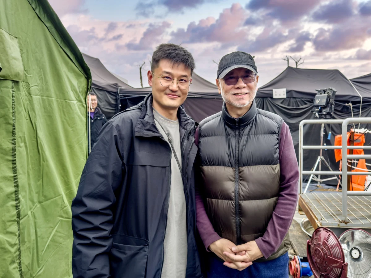 周涛与导演及制作团队在片场